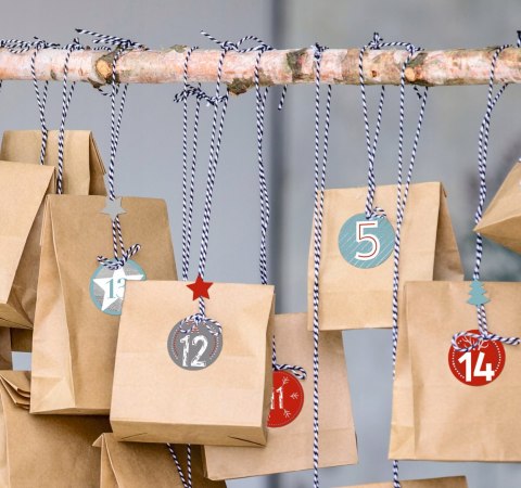 Naklejki papierowe ze srebrnymi tłoczeniami, na ark. A5 - numerki adwentowe Z-Design 54617 Naklejki papierowe ze srebrnymi tłoczeniami, na ark. A5 - numerki adwentowe Z-Design 54617